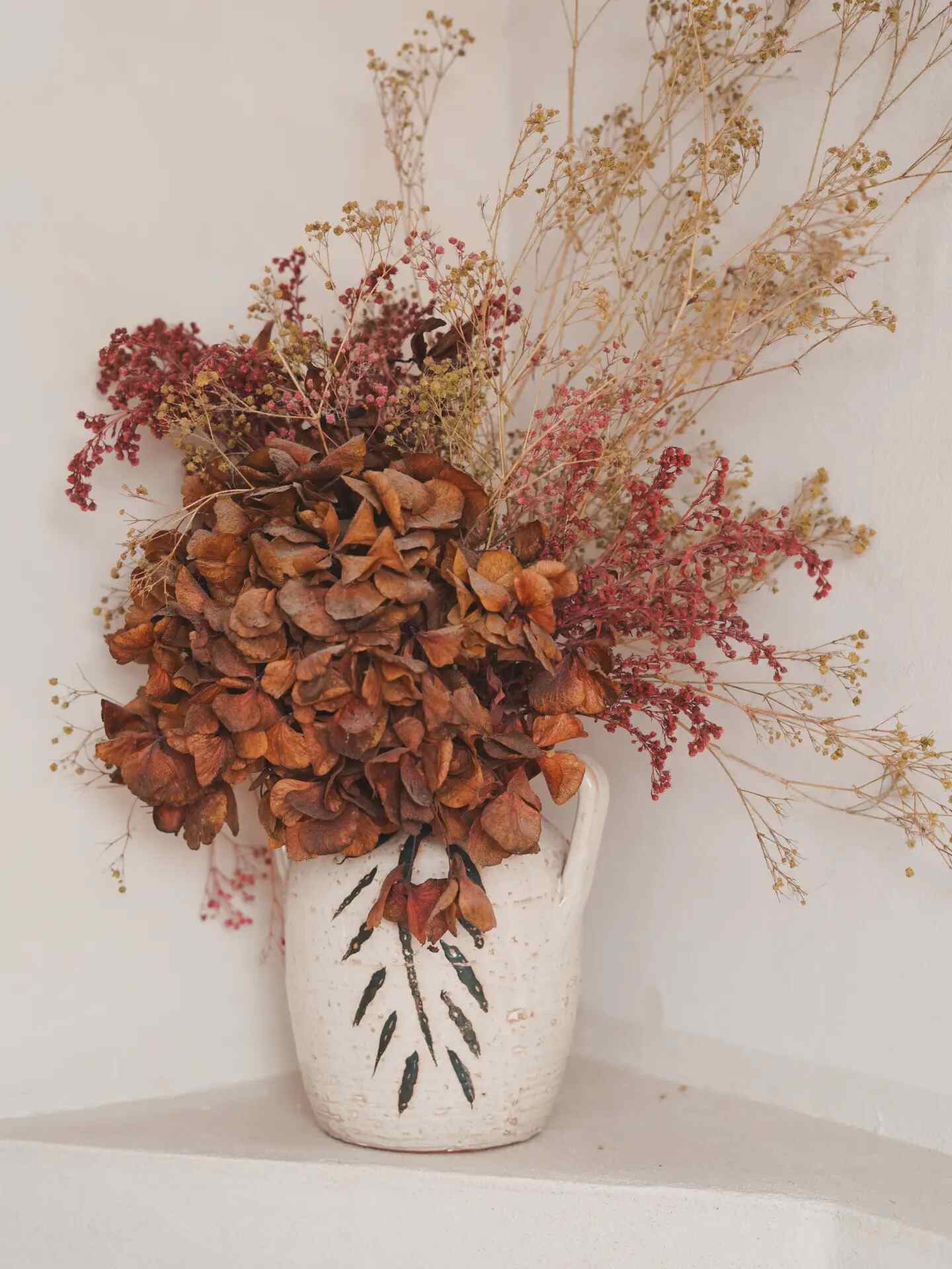 Des fleurs dans la salle de bain